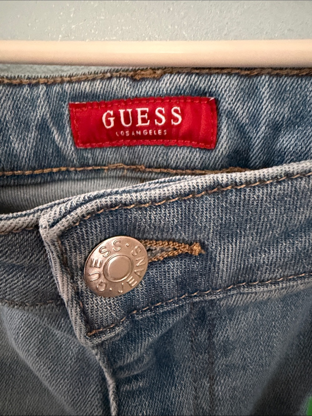 NWT GUESS Light Blue Wide-Leg Cropped Jeans with Front Patch Pockets Size 30 - Picture 2 of 7